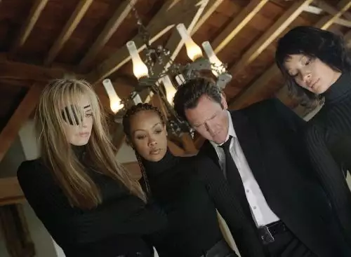 KillBillTheWholeBloodyAffair_134213526470253653_big-cine_deskt.webp